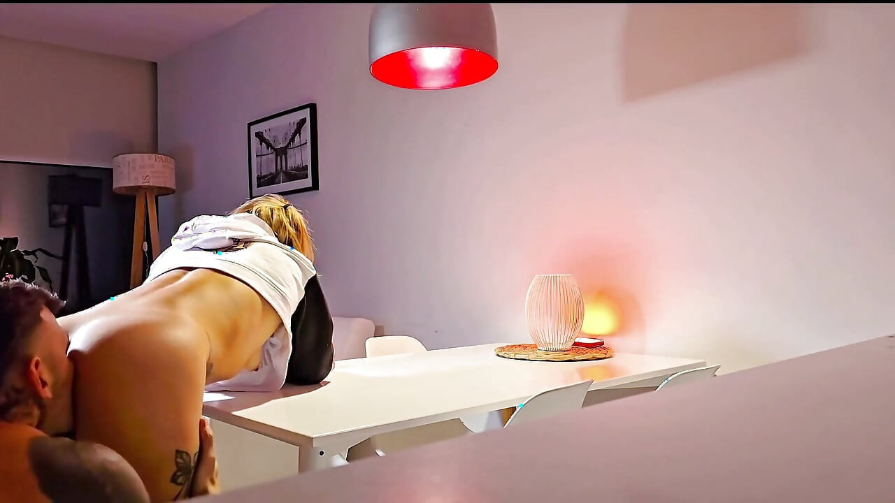 Luchtfoto Van Mijn Grote Kont Die Non-stop Op De Tafel Wordt Gepenetreerd. Creampie