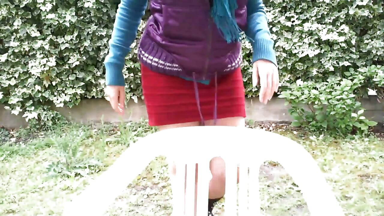 穿着湿衣服在公共花园里的一次漂亮的自慰