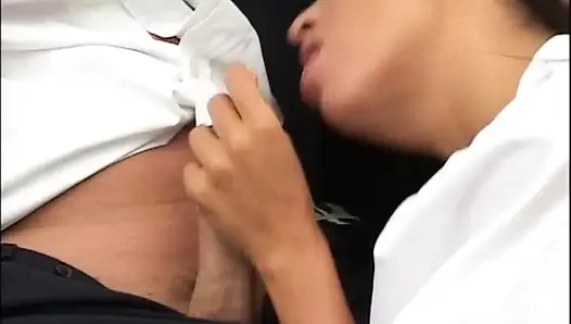 Memek tante seksi dengan rambut pendek ini dientot habis-habisan sampai dicrot di mulut