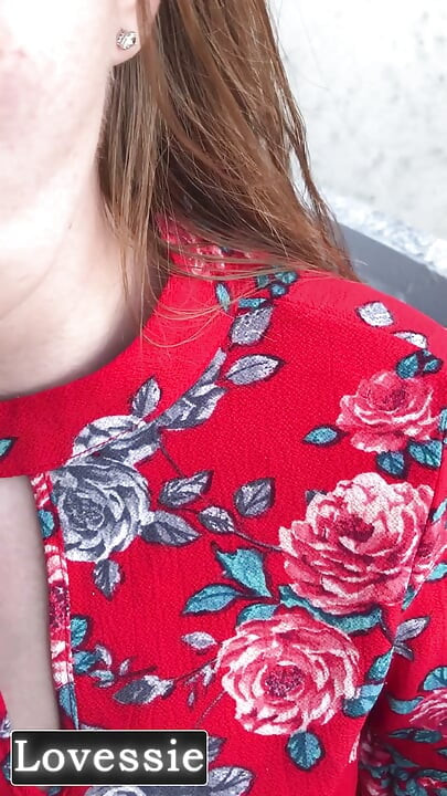 Egy gyönyörű MILF piros ruhában leszopta a szomszédja farkát az erkélyen, majd behívta magához - Lovessie