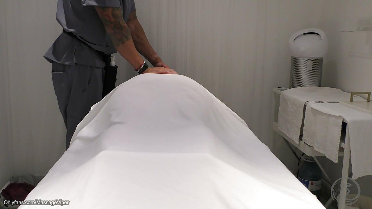 Cliente de massagem legítima recebe um final feliz