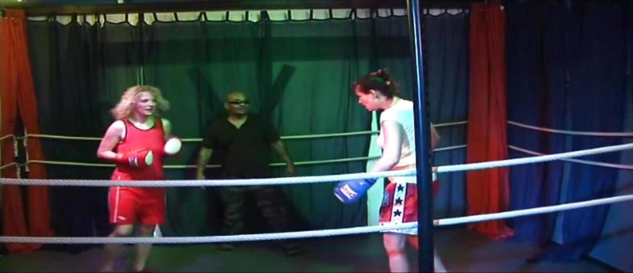 Tropfende rosenknopf-gangbang von blondem reifem schätzchen im Wrestling-ring