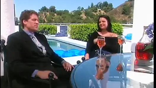 Belladonna hämmerte neben einem pool