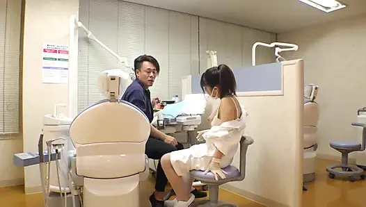 Gözlerini benimle kilitlemeye devam eden dişçi