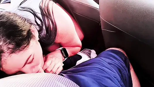 Горячая азиатская клиентка оплачивает поездку в машине Uber вкусным минетом для водителя, шаловливая девушка глубоко заглатывает и глотает все это