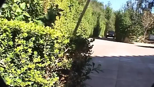 Dünnes schätzchen lutscht einen riesigen schwanz, während sie einen anderen in heißem dreier reitet