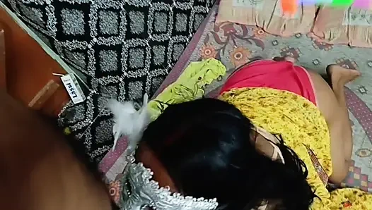 Бхабхи назвала своего сводного брата в свою комнату для секса, когда ее мужа не было дома. Бхабхи занимается сексом со своим сводным братом