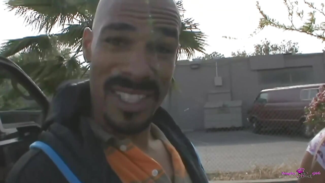 Awek panas ini tidak sabar-sabar untuk mendapatkan sekeping besar tebal buat kali pertama.