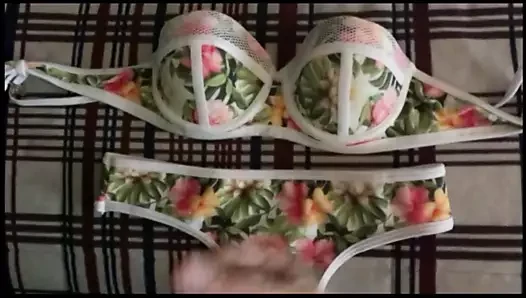 Çiçeklerin bikinili boşalması