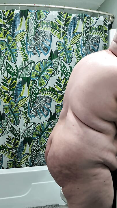 Gótica gordinha rapa a cabeça