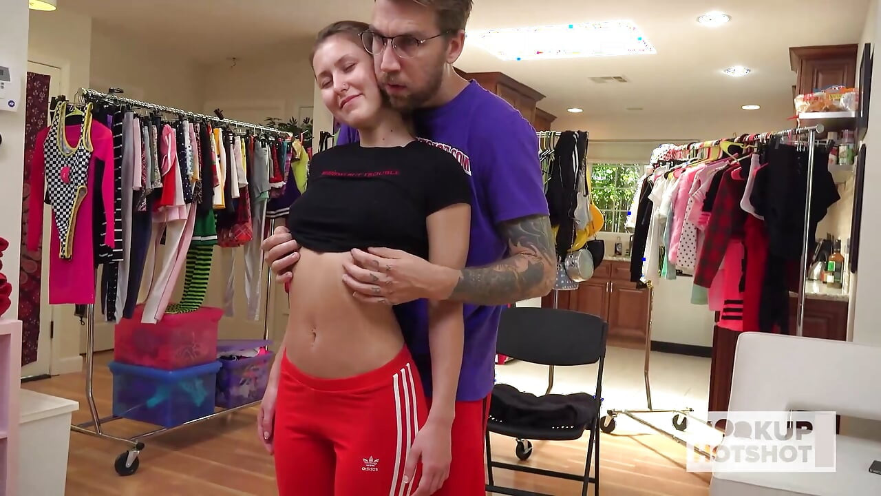 BTS - pequena puta Paige Owens adora ser fodida por Bryan Gozzling!