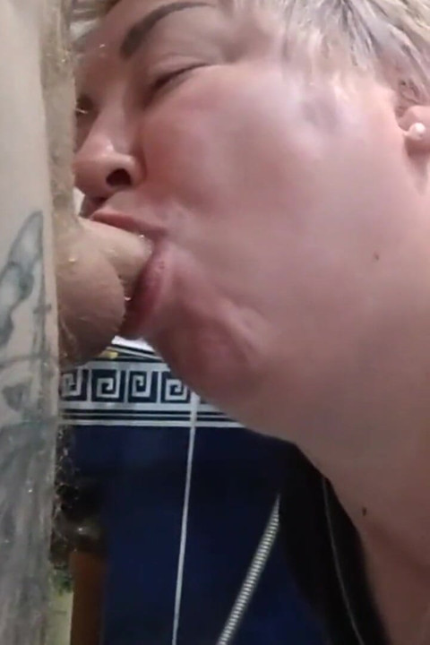 샤워하는 배다른 아들을 붙잡고 그를 도와줬어 2