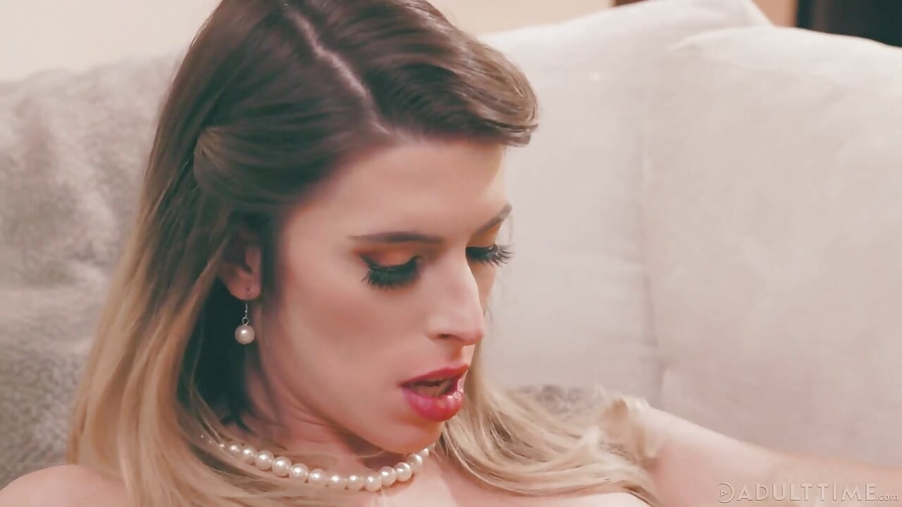Transforced - Usamljene kućanice Sarah Vandella i Casey Kisses dijele tajni seks