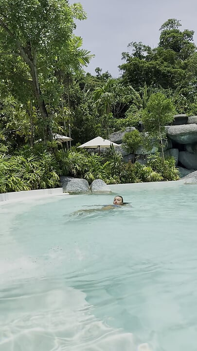 Monika Fox u plavom bikiniju pliva u bazenu u rajskom mestu