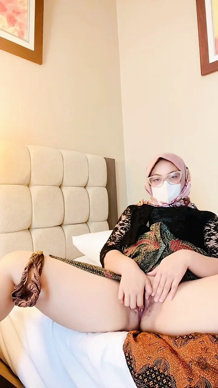 穿着印度尼西亚传统礼服的单人女性自慰