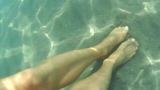 Nylondelux meia-calça nua no mar