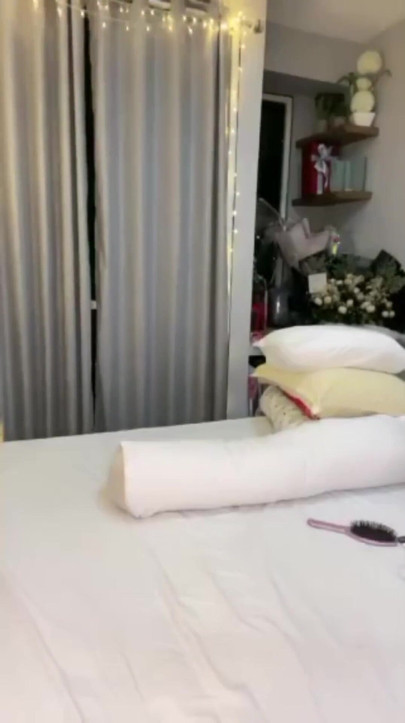 Fată obraznică desi se masturbează în apel vido | Clipul 1