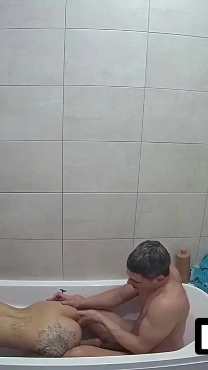 Epski trenutak iz "LUUV. Zahtev žene za brijanje pretvara se u senzualni performans"