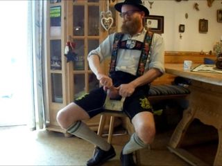 Bayernbursch edging and cumming in Lederhosen