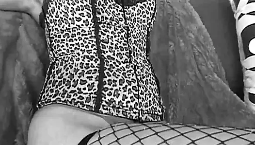 Fisgnet bodystockings'te sevimli siyah bir piliç için siyah üzerine siyah sikiş