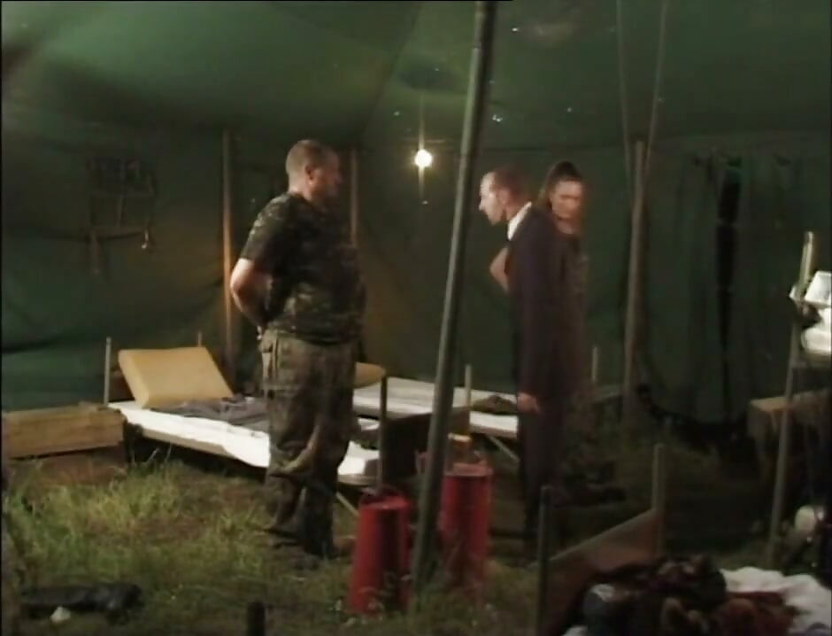 Morena militar safada chupando o pauzão duro do chefe