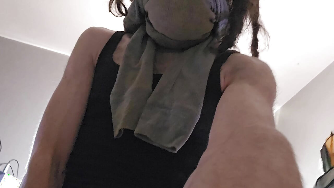 SkinnyFemboyOso zieht sich in höschen und röcken an 😜