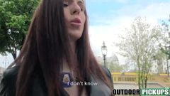 Typ bietet Tiffany Glanz Geld für Sex an, den sie akzeptiert