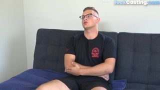 La lontra nerd del casting si masturba sul divano