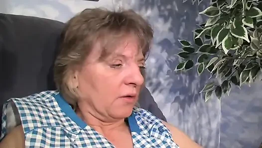 Pasangan muda ngentot sama nenek sampai orgasme