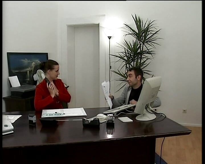 Nemačka milfa sa velikim grudima jebana u kancelariji