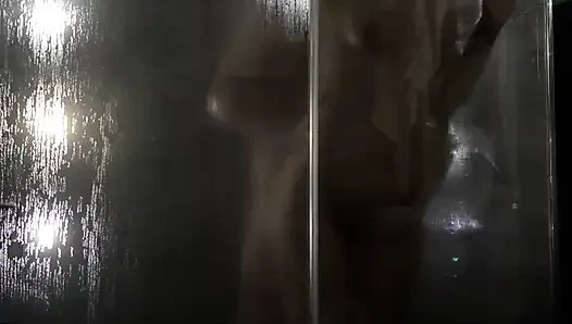 Schwanz Schlüpfte in Die Seifige Vagina Der Zierlichen Brünetten