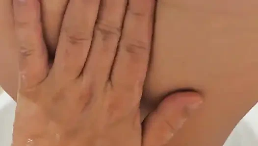 Sebelum masturbasi bareng-bareng istri seksi di kamar mandi sebelum nyepong kontol