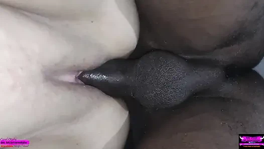 Kocasının önünde büyük yaraklı bir arkadaşıyla sikişiyor # 3