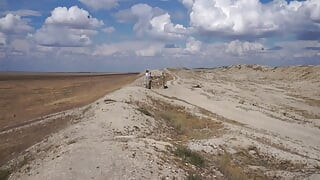 Στην κορυφή του λόφου με κόκκινη σημαία