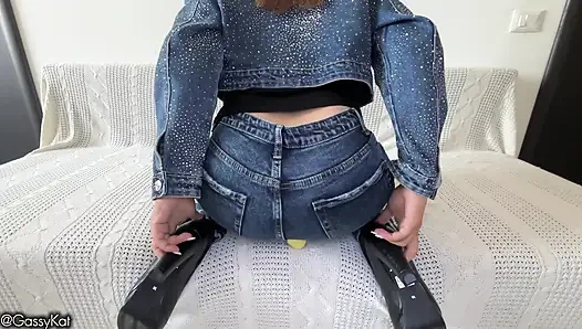 Minik adam dev kadının yüzünü osurarak parçalıyor