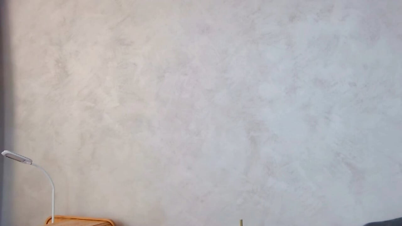 HelenWaldorf traz pernas de cetim e tentação lenta