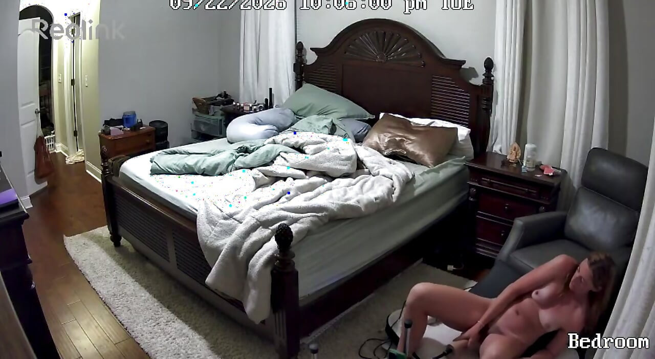 MILF petite pillada con un dildo enorme
