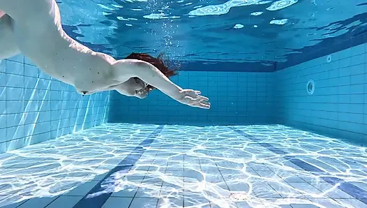 Fetish berenang - berenang di bawah air sambil bugil