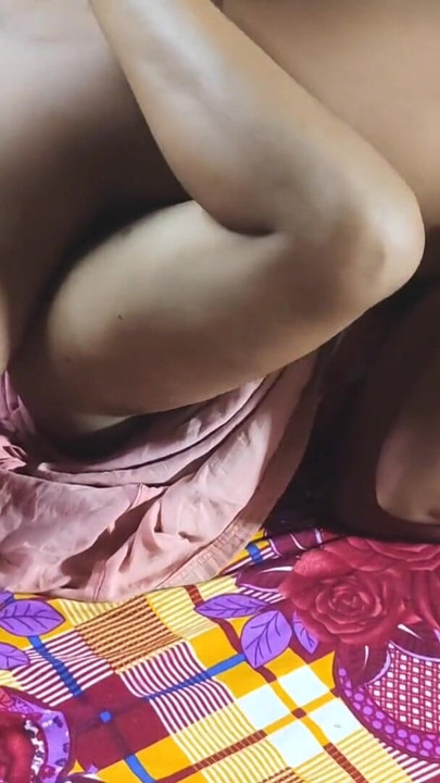 Trenutak koji morate vidjeti iz "Danas se moj šogor zabavljao skidajući me i jebajući.   Indijski Desi porno video"