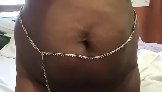 Desi-ehefrau mit dicken möpsen in sari
