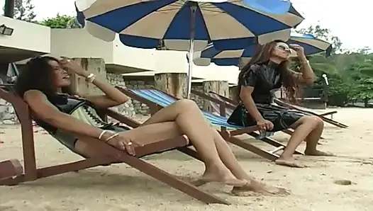 2 seksi latin havuzda ve plajda lateks fetişi sunuyor
