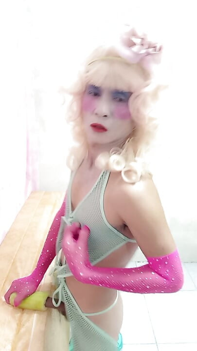 Oanh Le transgender seksi kıyafetler giyerek yapay bir kutu ile oynayan porno