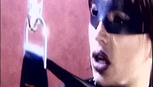 Büyük Memeli Sarışın Plajda Büyük Yaraklı Adam Tarafından Sikiliyor