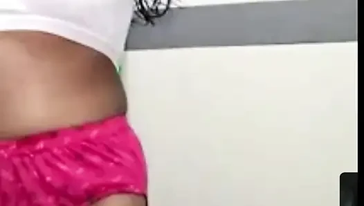 Gadis cantik india yang lagi sendirian pamer memek
