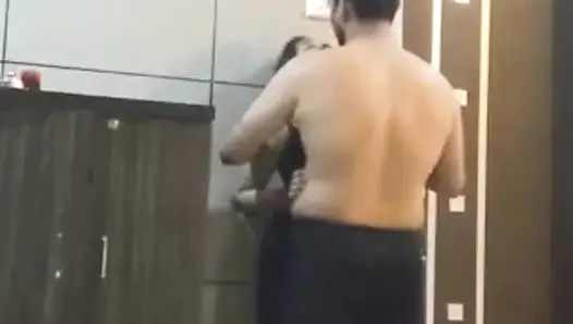 Hintli öğrenci öğretmeni tarafından dinlenme odasında sikiliyor