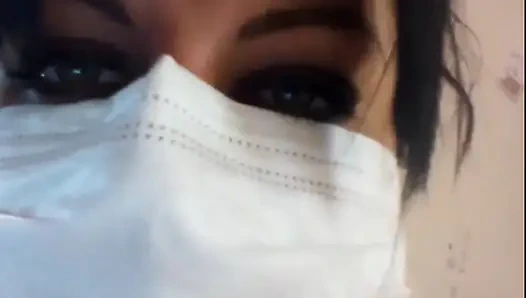 Riesiger arzt wird deinentine-körper mit ihren latex händen und ihrem großen nackten körper zerquetschen