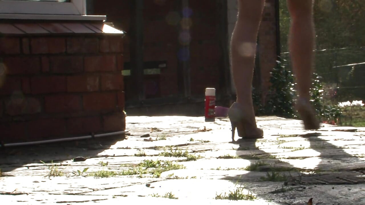 प्यारी छोटे स्तनों वाली लाल बालों वाली की घर के बाहर चुदाई और उसके सख्त चोदने वाले द्वारा दूध पिलाया गया