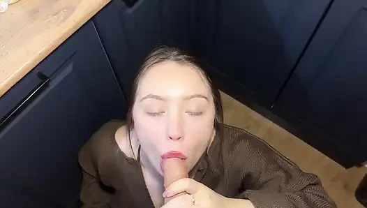 Sokaktan Bir Yabancı Kahve Içmek Için Kendini Bırakıyor