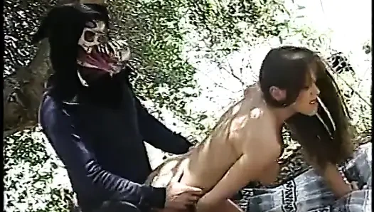 Cewek kelainan seks dengan toket besar lagi asik ngentot kontol besar pria ini di luar ruangan
