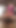 小柄な可愛いイザベラがキッチンでおもちゃを抱く